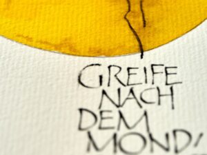 Ein handgezeichneter gelber Halbkreis und der darunter stehende Text in dunkler Schrift: "GREIFE NACH DEM MOND!". Der Hintergrund ist weiß und strukturiert.